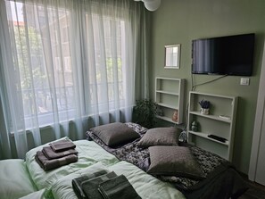 2 bedrooms, desk, iron/ironing board, WiFi