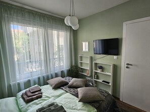 2 soverom, skrivebord, strykejern/-brett og wi-fi