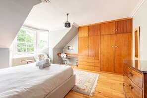 6 bedrooms, desk, iron/ironing board, WiFi (free)