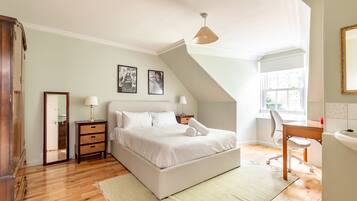 5 bedrooms, desk, iron/ironing board, WiFi (free)