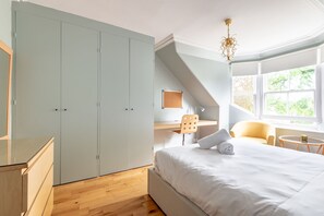 6 bedrooms, desk, iron/ironing board, free WiFi