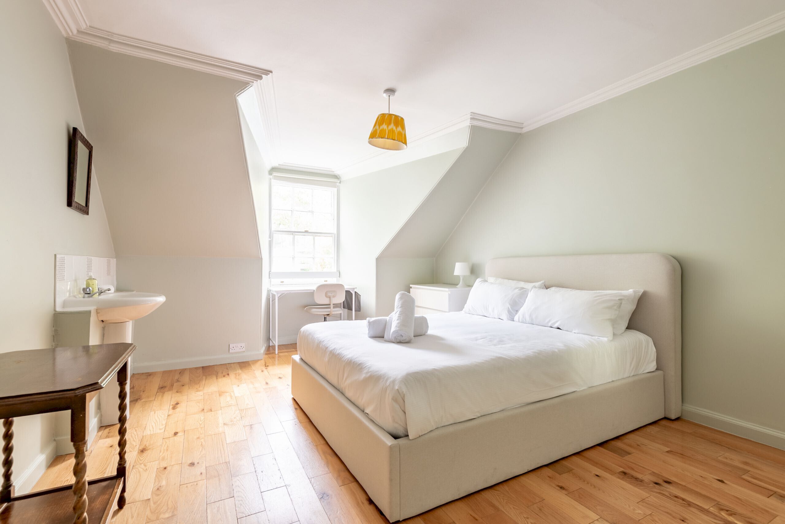 6 bedrooms, desk, iron/ironing board, free WiFi