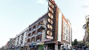 Een hotel met meerdere verdiepingen, met een opvallend bord waarop 'Hotel Revels' staat.