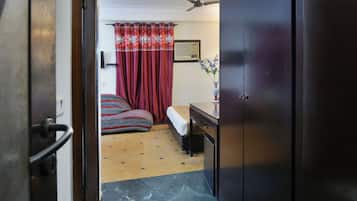 Caja de seguridad en la habitación y escritorio