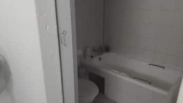 Produtos de toalete grátis, secador de cabelo, chinelos