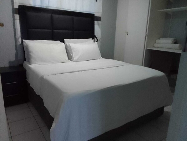 1 habitación, escritorio, tabla de planchar con plancha y wifi gratis 