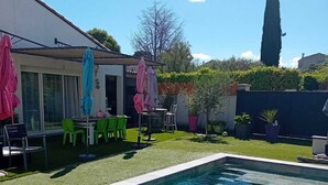 Outdoor pool - Cosy villa in a cul-de-sac, not overlooked. (Gignac)