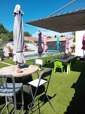 Outdoor dining - Cosy villa in a cul-de-sac, not overlooked. (Gignac)