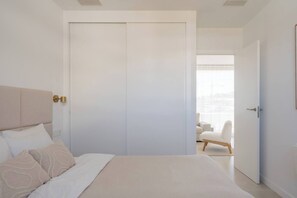 2 bedrooms, in-room safe, desk, iron/ironing board