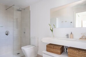 Hair dryer, towels, soap, toilet paper - Stylish Luxury Suite with Terrace in Higueron (Fuengirola)