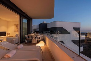 Outdoor dining - Stylish Luxury Suite with Terrace in Higueron (Fuengirola)