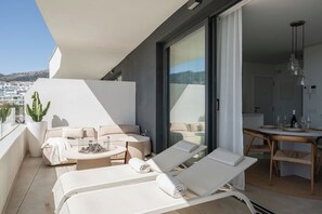Outdoor dining - Stylish Luxury Suite with Terrace in Higueron (Fuengirola)