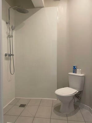 Dusj, hårføner, håndklær og såpe