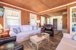 Smart TV - The Minor Manor - NH MP 11.5, Historic Oceanfront, Dunetop Deck, YR Flex Stays (Nags Head)