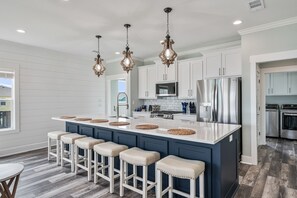 Réfrigérateur, micro-ondes, lave-vaisselle, cafetière/bouilloire