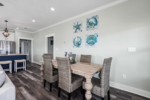 Dining - Gorgeous 4 bedroom, outdoor bar w/TV, Gulf Views, minutes to the beach! (Crystal Beach)