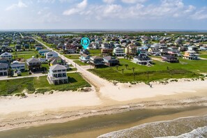 Beach nearby - Gorgeous 4 bedroom, outdoor bar w/TV, Gulf Views, minutes to the beach! (Crystal Beach)