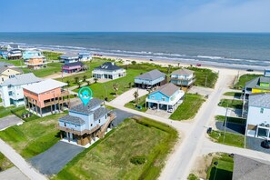 Exterior - Gorgeous 4 bedroom, outdoor bar w/TV, Gulf Views, minutes to the beach! (Crystal Beach)