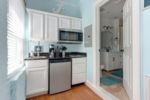Fridge, oven, stovetop, dishwasher - Bay Street Studio, Stylish | Cozy | Historic (Savannah)