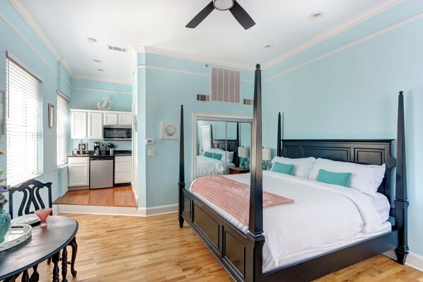 1 bedroom, desk, iron/ironing board, WiFi - Bay Street Studio, Stylish | Cozy | Historic (Savannah)