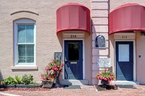 Exterior detail - Bay Street Studio, Stylish | Cozy | Historic (Savannah)