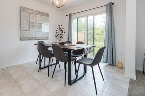 Dining - Cozy Niagara Falls Getaway! 5 mins from major attractions. (Niagara Falls)