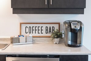 Interior - Cozy Niagara Falls Getaway! 5 mins from major attractions. (Niagara Falls)