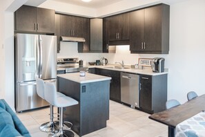 Réfrigérateur, four à micro-ondes, un four, surface de cuisson