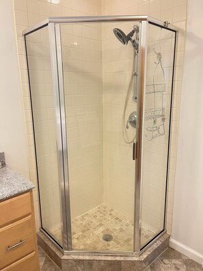 Dusche, Haartrockner, Handtücher, Seife