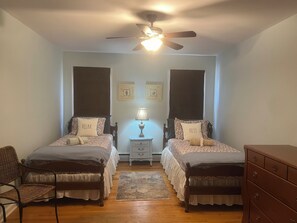 2 bedrooms, in-room safe, iron/ironing board, free WiFi - Spacious home with a view of the Shark River and a game room. (Belmar)