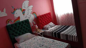 2 habitaciones, tabla de planchar con plancha y ropa de cama