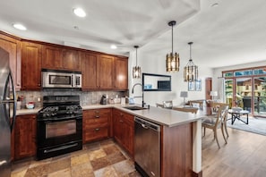 Townhome, 2 Bedrooms | Private kitchen | Fridge, oven, coffee/tea maker, toaster