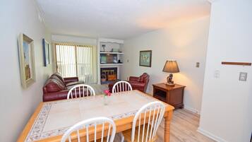 Condo, 2 Bedrooms | Dining