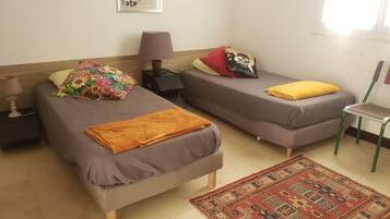 2 chambres, fer et planche à repasser, Wi-Fi gratuit, draps fournis