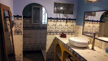 Sèche-cheveux, serviettes fournies, savon, papier toilette