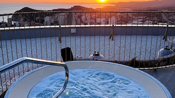 Banyera d'hidromassatge a l'aire lliure