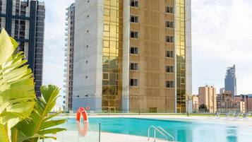 Piscina a l'aire lliure i piscina climatitzada