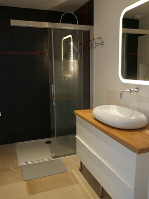 Dusj, hårføner, håndklær og såpe