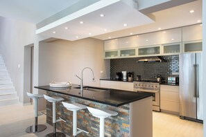Fridge, microwave, oven, stovetop - Welcome to a slice of paradise! (Little Bay)
