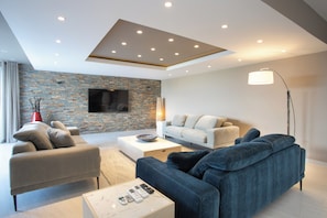 Smart TV - Welcome to a slice of paradise! (Little Bay)