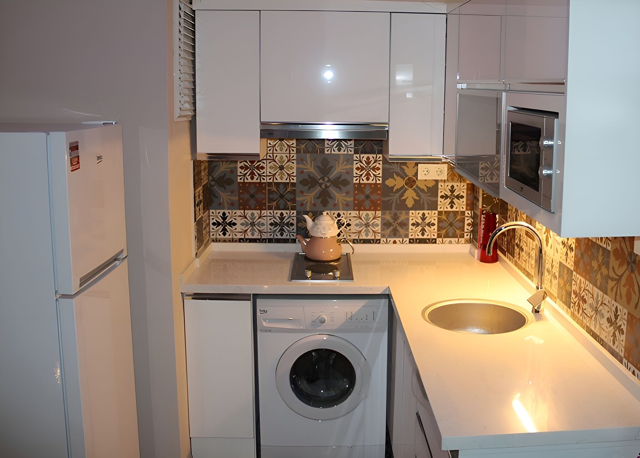 Private kitchen | Fridge, microwave, stovetop, cookware/dishes/utensils