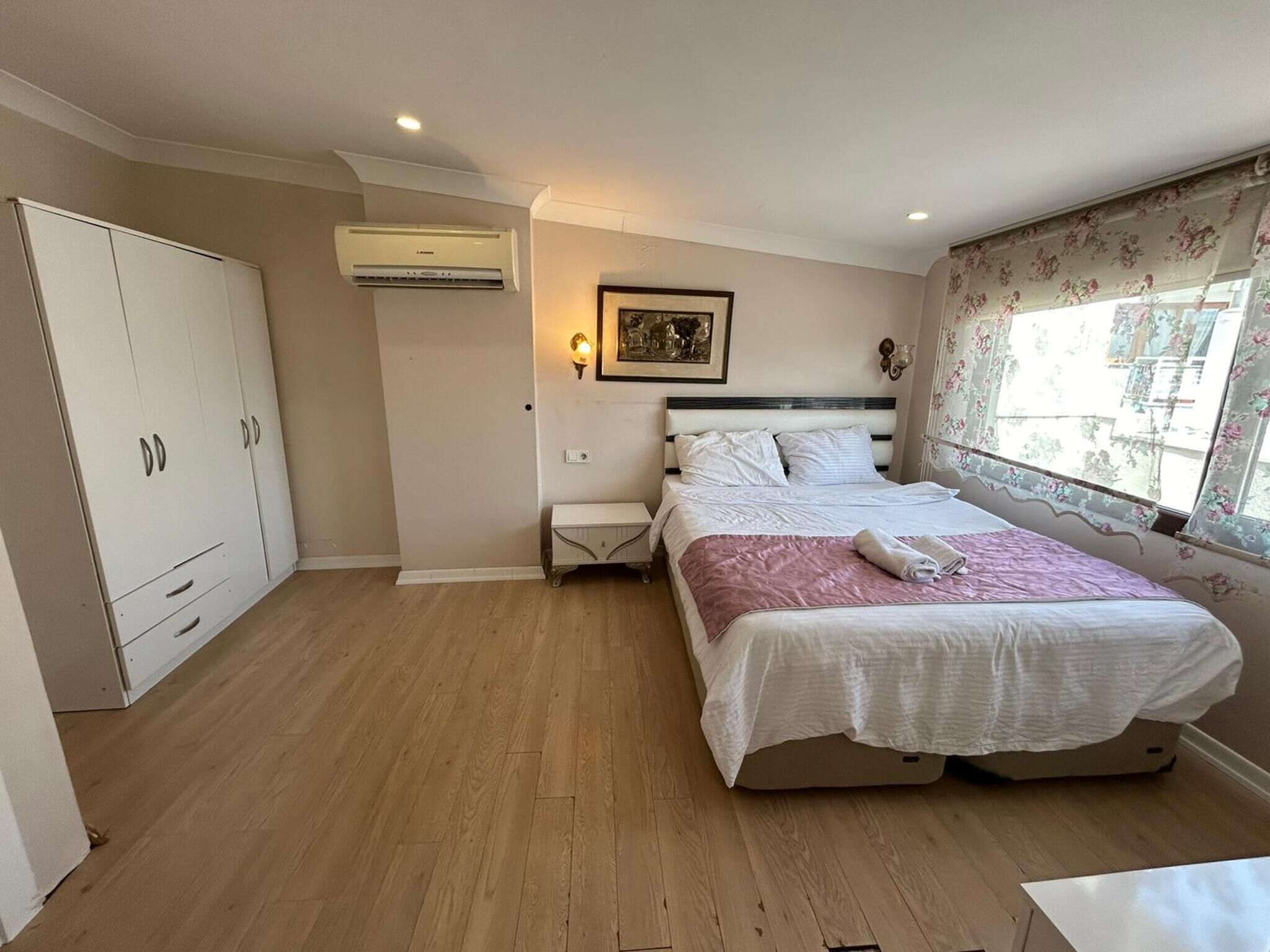 Egyptian cotton sheets, premium bedding, laptop workspace, WiFi (free)