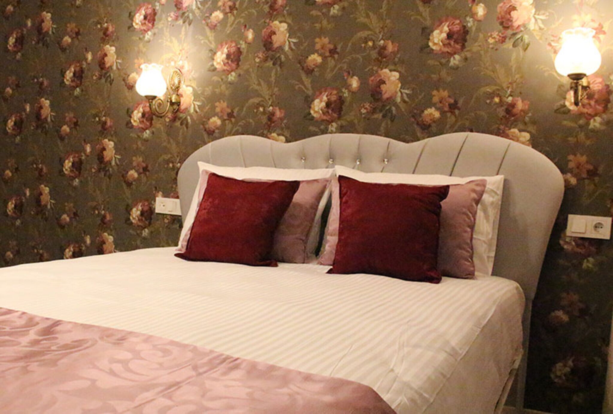 Egyptian cotton sheets, premium bedding, laptop workspace, WiFi (free)