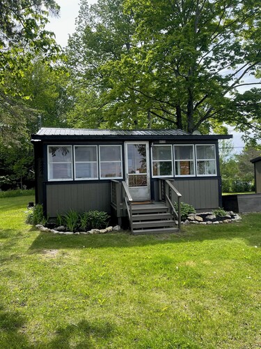 Cozy Cabin with beautiful view of Lake Michigan. Pet Friendly