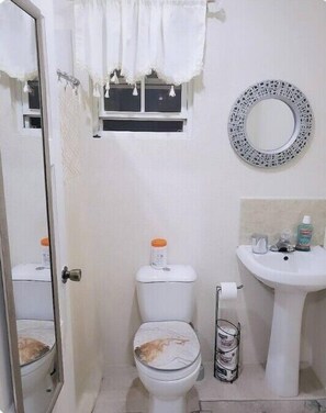 Douche, serviettes fournies, savon, papier toilette