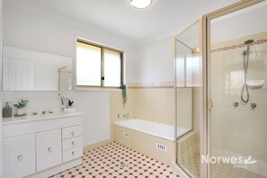 淋浴設備、環保梳洗用品、風筒、提供毛巾