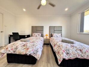 5 soverom, skrivebord, strykejern/-brett og wi-fi (inkludert)