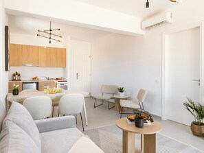 Apartamento, 1 quarto, sacada, vista para o jardim | Sala de estar