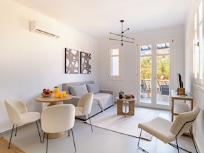 Apartment, 1 Bedroom, Patio | Living room