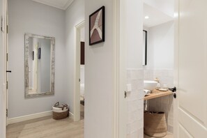 Secador de pelo, toallas